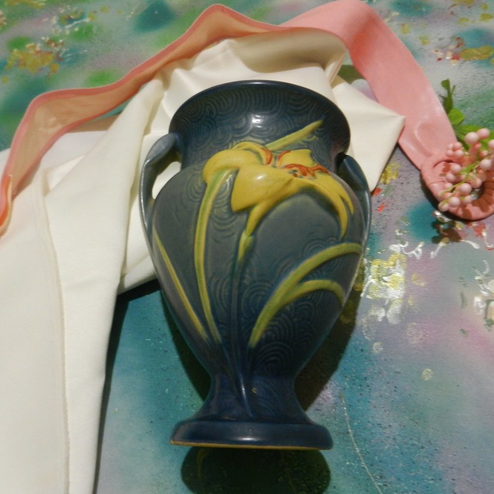 VTG Roseville USA Zephyr Lily urn 2 handled vase ceramic art piece home accent - Picture 2 of 8